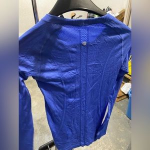 Lululemon swiftly tech long sleeve in a beautiful color!